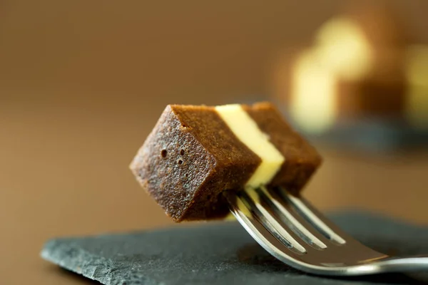 Lager med choklad ostkaka — Stockfoto