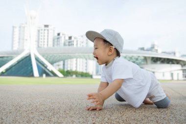 Asya bebek çocuk parkında tarama