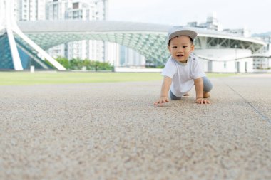 Asya bebek çocuk parkında tarama