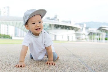 Asya bebek çocuk parkında tarama