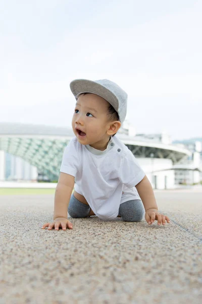 Asiático bebé niño arrastrándose en parque —  Fotos de Stock