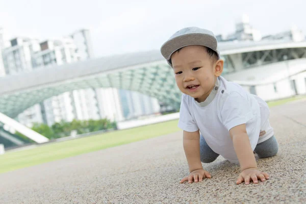 Asiatisk pojke som kryper i park — Stockfoto