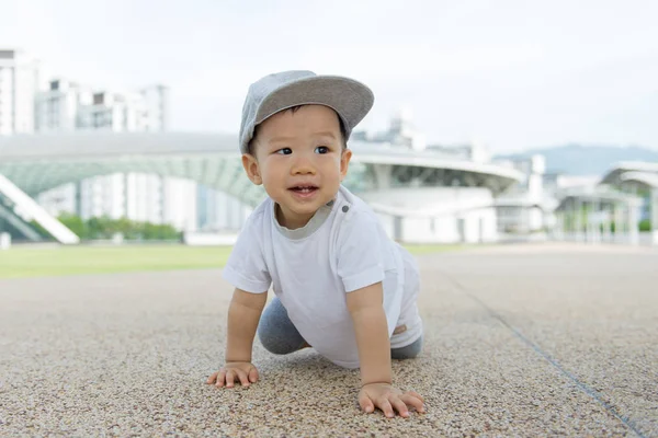 亚洲小男孩在公园爬行 — 图库照片