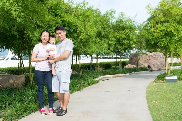 Young Asian Chinese family outdoor — Stock Photo, Image