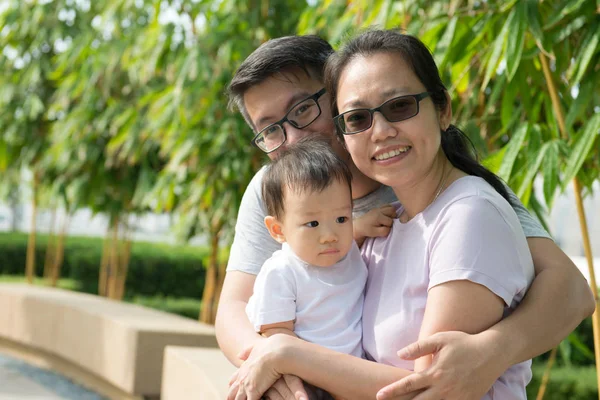 Joven asiática china familia al aire libre — Foto de Stock