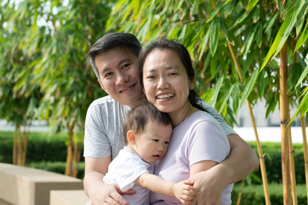 Young Asian Chinese Family Baby Son Enjoying Outdoor — Stock Photo, Image