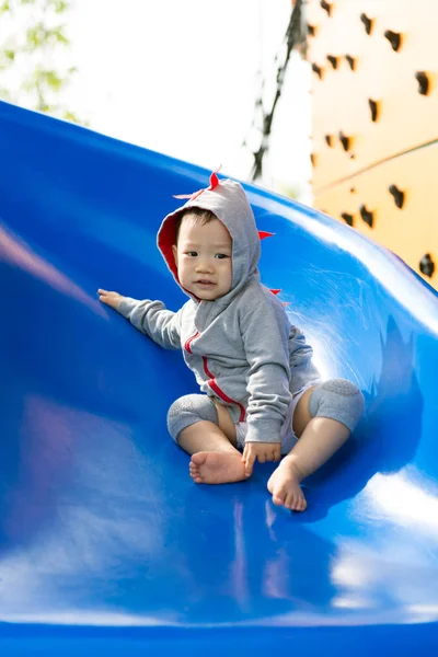Slayt oynayan küçük Asya bebek çocuk