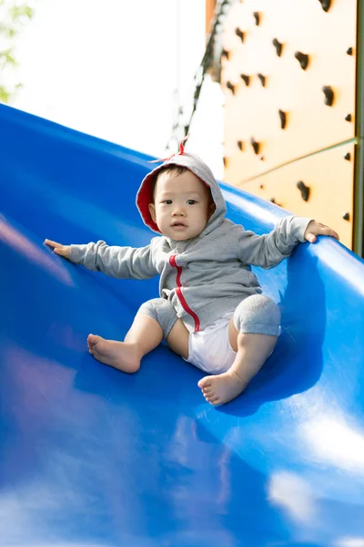 Mały azjatycki chłopca odtwarzania slajdów — Zdjęcie stockowe