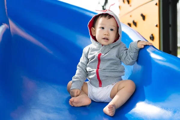 Slayt oynayan küçük Asya bebek çocuk