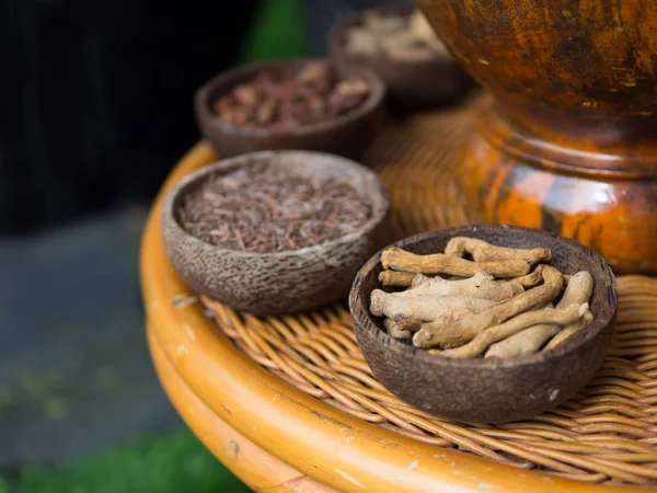 Traditionelle indonesische Gewürze, die in jamu-Wellness-Behandlungen verwendet werden. — Stockfoto