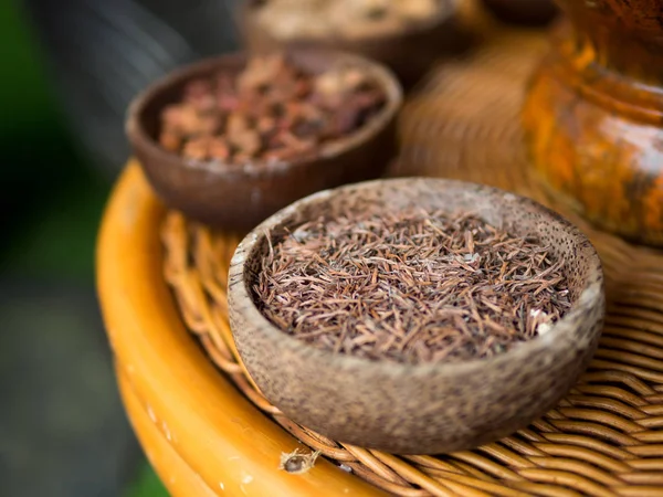 Traditionelle indonesische Gewürze, die in jamu-Wellness-Behandlungen verwendet werden. — Stockfoto