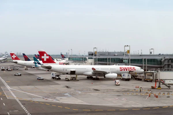 Delta Airlines a švýcarské letecké společnosti na letišti Jfk terminál — Stock fotografie