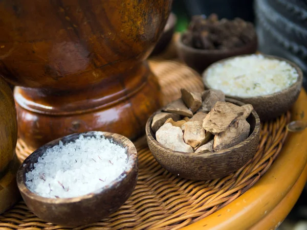 Traditionelle indonesische Gewürze, die in jamu-Wellness-Behandlungen verwendet werden. — Stockfoto