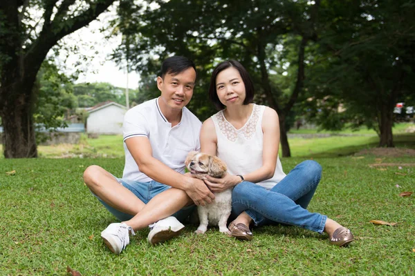 Shih tzu köpek ile Asya güzel çift — Stok fotoğraf