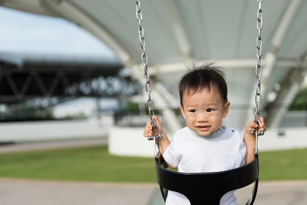 Liten asiatisk pojke i swing — Stockfoto