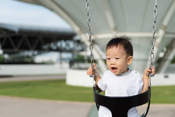 Mały chłopiec azjatyckich w rozkwicie — Zdjęcie stockowe