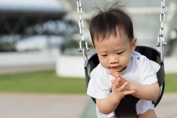 Liten asiatisk pojke i swing — Stockfoto