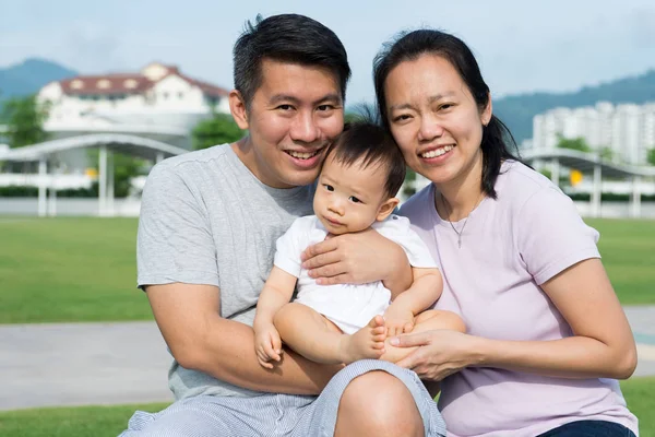 Jovem asiático chinês família ao ar livre — Fotografia de Stock