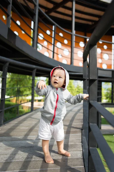 Portret van Aziatische baby jongetje — Stockfoto