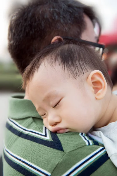 Asiático menino com seu pai — Fotografia de Stock