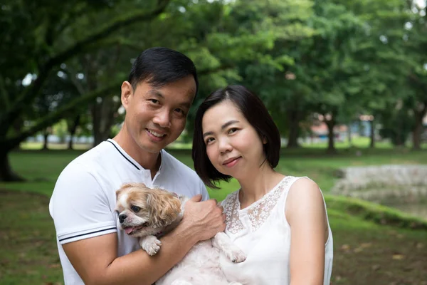 Asiática encantadora pareja con shih tzu perro — Foto de Stock