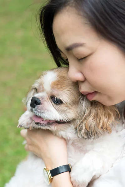 Asiática joven dama con su shih tze perro — Foto de Stock