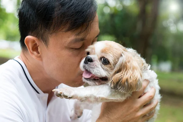 Asiático joven hombre con su Shih Tze perro — Foto de Stock