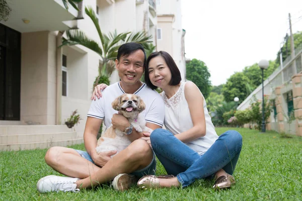 Asiática encantadora pareja con shih tzu perro — Foto de Stock