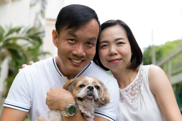 Asiática encantadora pareja con shih tzu perro — Foto de Stock