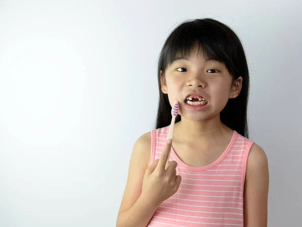 Petite fille sans dents avant avec brosse à dents — Photo