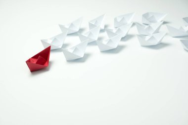 Origami gemi kullanarak liderlik kavramı