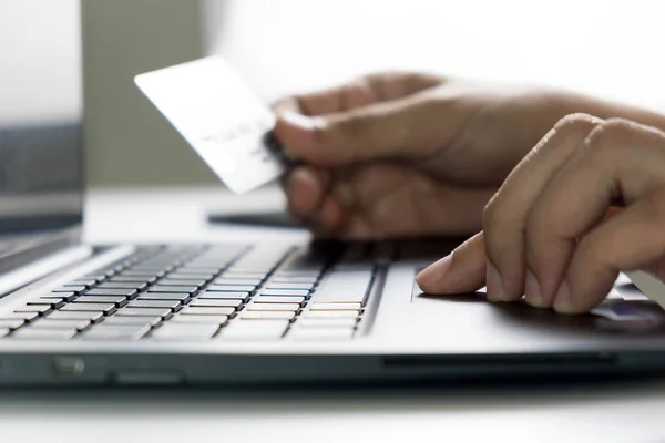 Compras online usando cartão de crédito — Fotografia de Stock