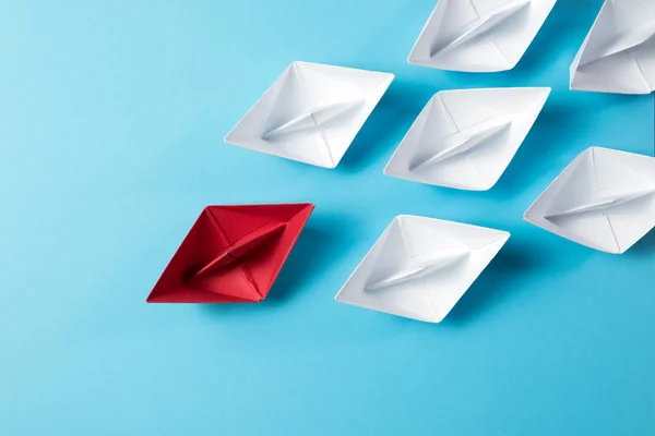 Concepto de liderazgo usando barco de origami — Foto de Stock