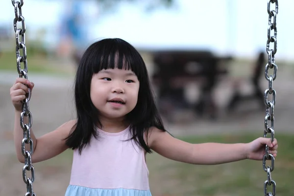 Портрет маленькой азиатской девочки на качелях — стоковое фото
