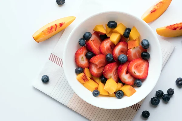健康新鲜浆果水果沙拉碗 — 图库照片