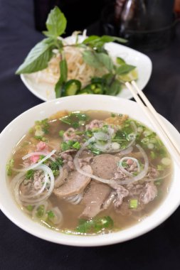 Vietnamca pho şehriye çorbası