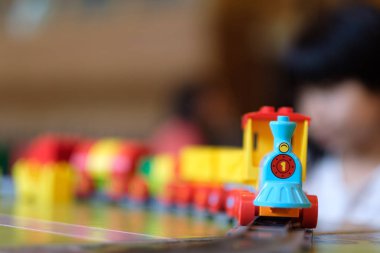 Küçük kız çocuk tren oyuncakla oynamak