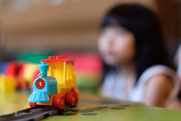 小女孩玩火车玩具 — 图库照片