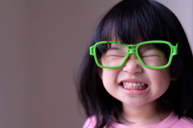 Büyük yeşil gözlük ile komik küçük çocuk