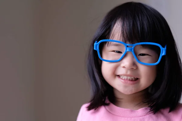 Grappig klein kind met grote blauwe glazen — Stockfoto
