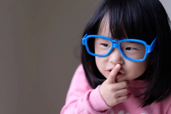 Criança engraçada com grandes óculos azuis — Fotografia de Stock