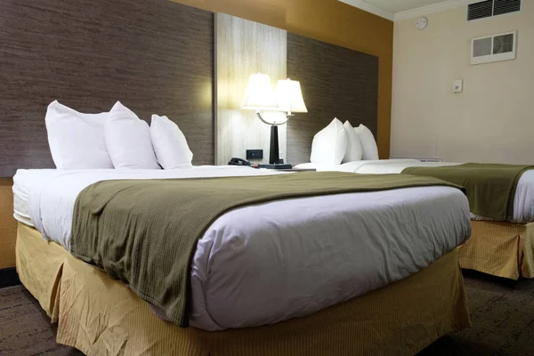 Standard kétszemélyes ágyak szállodai szoba — Stock Fotó