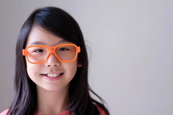 Retrato de adolescente asiático con grandes gafas naranjas — Foto de Stock