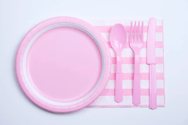 Pink color paper plate with plastic spoon, fork and knife — Stock Photo, Image