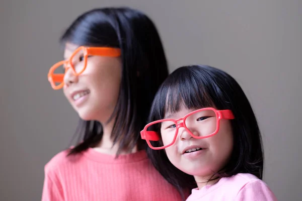 Zwei kleine Schwestern mit großer Brille — Stockfoto