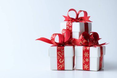 Noel Tema kırmızı kurdele ile bağlanmış beyaz hediye kutusu