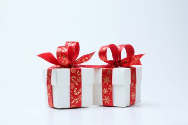 Noel Tema kırmızı kurdele ile bağlanmış beyaz hediye kutusu