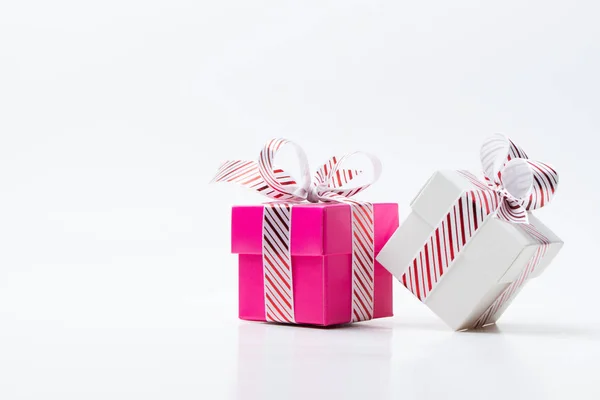 粉红色和白色的礼品盒与白色红色条纹丝带捆绑 — 图库照片