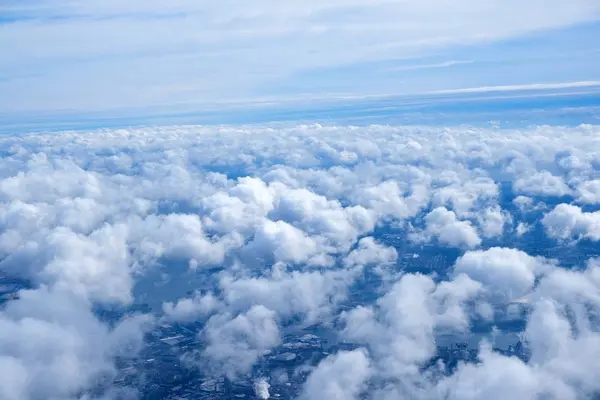 Vue du paysage nuageux depuis la fenêtre de l'avion — Photo