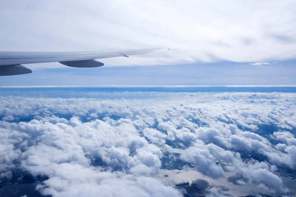 Vue du paysage nuageux depuis la fenêtre de l'avion — Photo